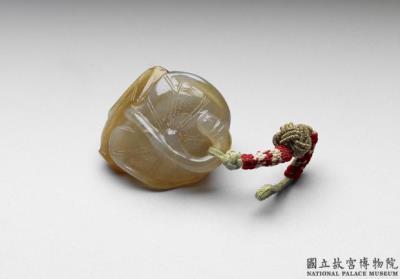 图片[3]-Agate pendant in the form of a lotus leaf and frog, Qing dynasty (1644-1911)-China Archive